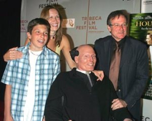 How Robin Williams Saved Superman: a story of friendship. ABodyofHope. Williams with Reeve Family
